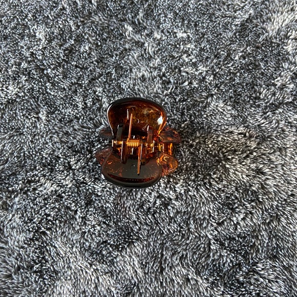 free with purchase - small claw clip - Picture 2 of 3